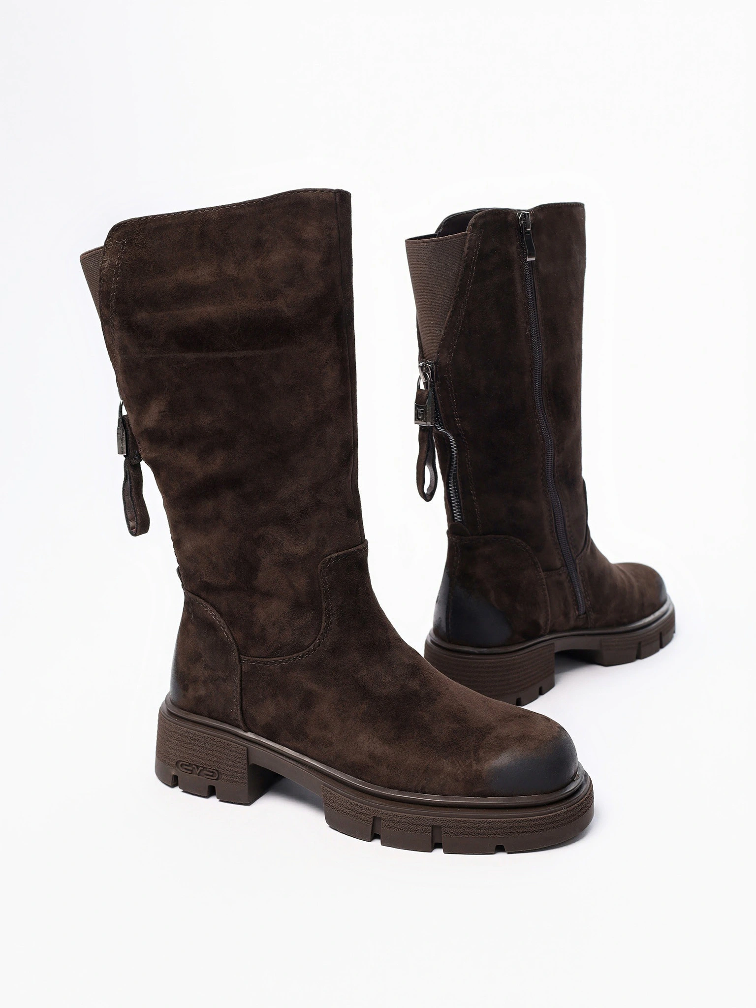 Сапоги темно-коричневого цвета с декоративной молнией на рельефной подошве